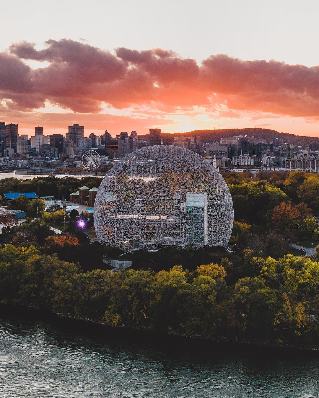 Le Biosphère de Montréal devant la ville au coucher du soleil